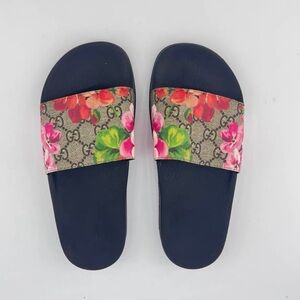 Gucci Black and Pink Sandals with Signature Style